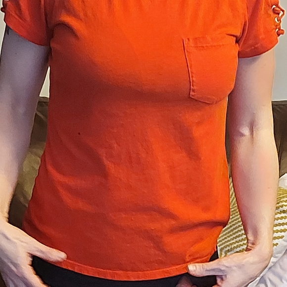 Red Guess t-shirt - Picture 3 of 10